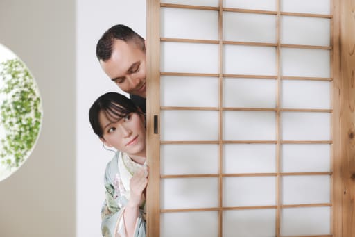 障子の陰から覗く笑顔