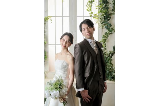 視線で語り合う、スタイリッシュな一枚