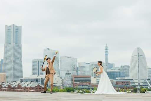 青空でみなとみらいの雰囲気も撮影しつつお二人の大好きなテニスも！おふたりらしさを活かした撮影も叶えられます！