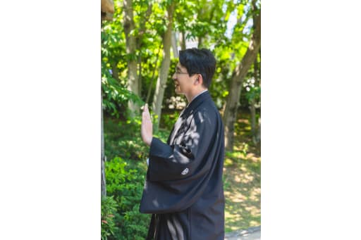新郎様の凛々しい姿と、自然な仕草