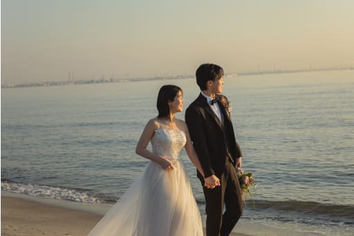 お二人の向こう側には海。