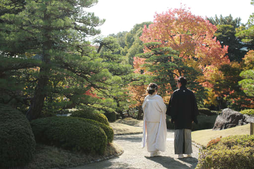 日本庭園の門をくぐるとすぐに美しい紅葉が出迎えてくれます。緑と赤のコントラストが◎