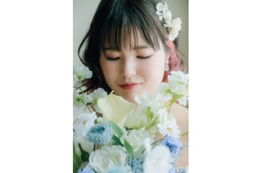 スタジオに戻ってからは、華やかな洋装での撮影です。