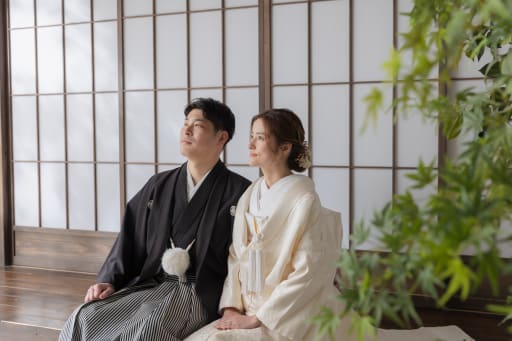 縁側で景色を見るふたり