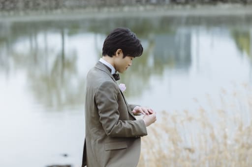 輝く指輪を見つめて