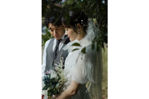 新婦様のアクセサリーが美しく映えるこの一枚