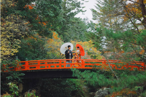 朱色の橋とともに