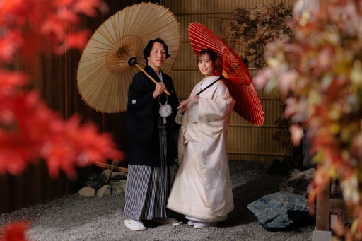 紅葉を入れての秋の背景です！スタジオですが、本当にお外で撮っているようなお写真ですね！また和傘が差し色で入っててすてきです！