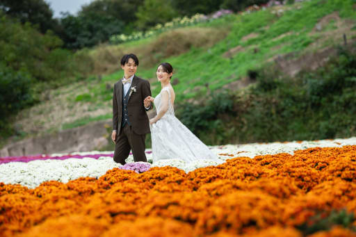 色鮮やかな花壁を背景に