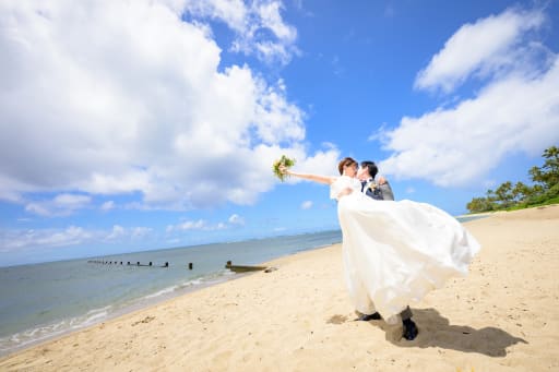 愛が感じられるお姫様抱っこでのキスカット！