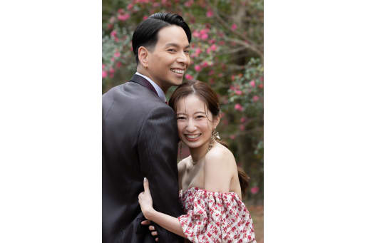 ぎゅっとよりそうお二人！！にこにこ笑顔がとっても素敵！！！