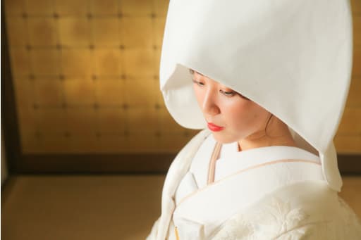 綿帽子からのぞく、美しい花嫁様