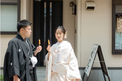 お団子を食べる様子も