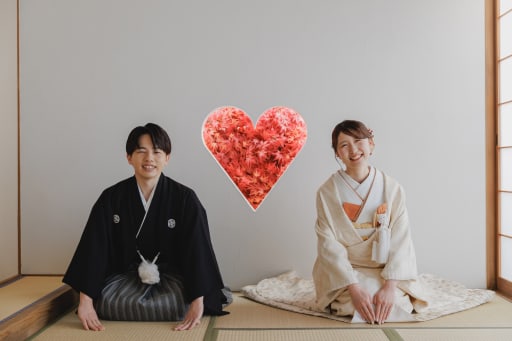 紅葉のハート窓を背にしたお辞儀ポーズ