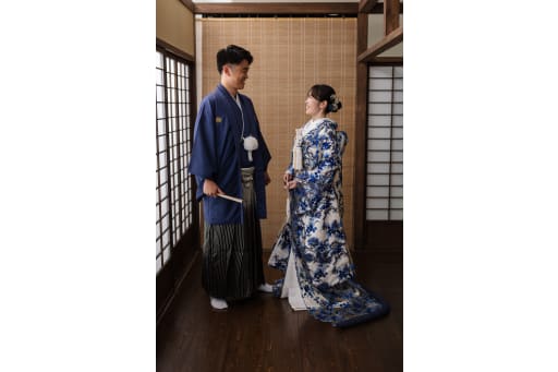 扇子を持って