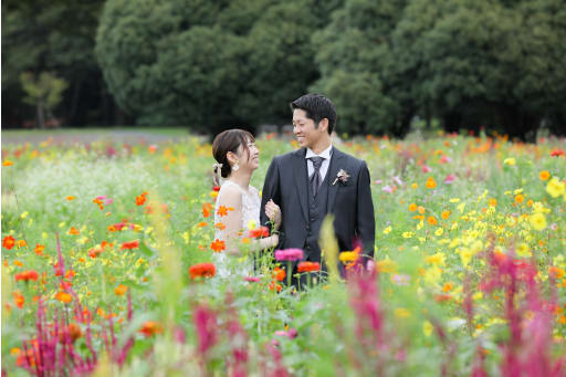 お花に囲まれながら、にこにこと見つめ合うお二人！！