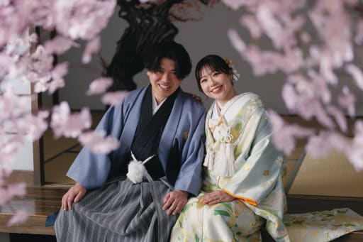 縁側で桜を眺めるシーン。先ほどより可愛らしい雰囲気ですが、こちらもお似合いです＾＾