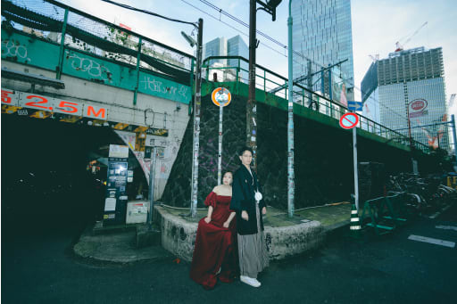 座り方も大胆に