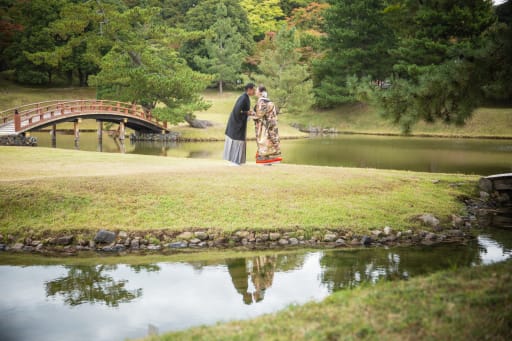 静かな池に映る姿が印象的なショット。大乗院ならではの景観が写真に深さを出します。
