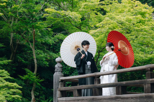 緑に白と赤の和傘で