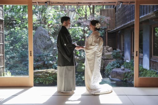 手を取って見つめ合い♡