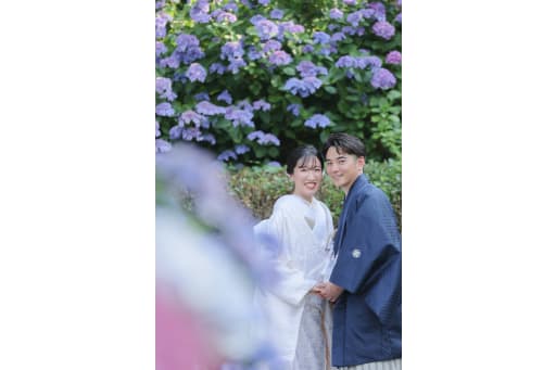紫陽花の前で