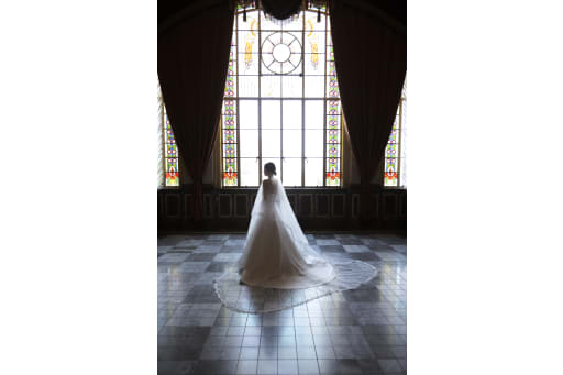 ふんわりした光で映える新婦様の後ろ姿