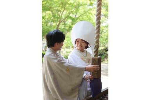 手を取り合って