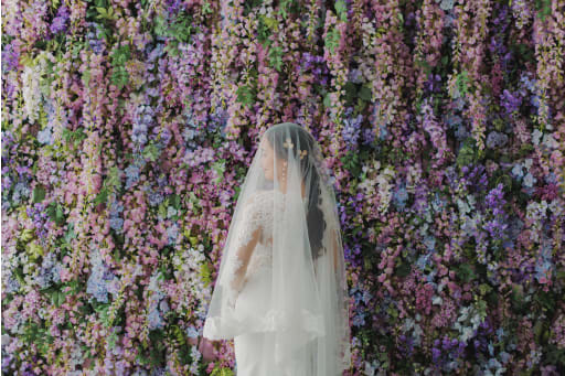 ベールと花が織りなす幻想的な一枚