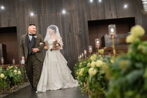 新郎新婦、ご入場。