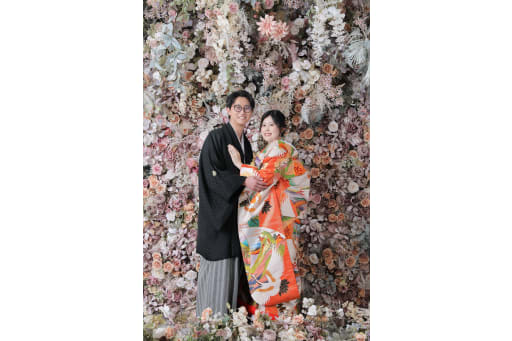 ピンクの可愛いお花の壁で優しい雰囲気で撮影させていただきました！！