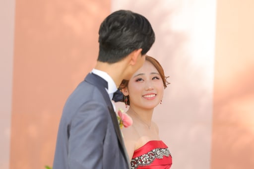 赤ドレスにお色直し！見つめ合ってドキドキ♡ 