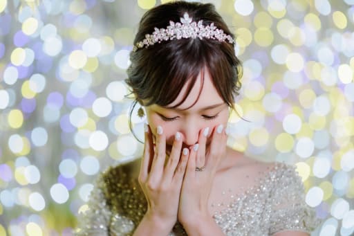 口元をおさえて指輪がちらり