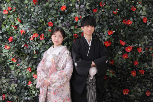 椿の背景で魅せる「静」の世界