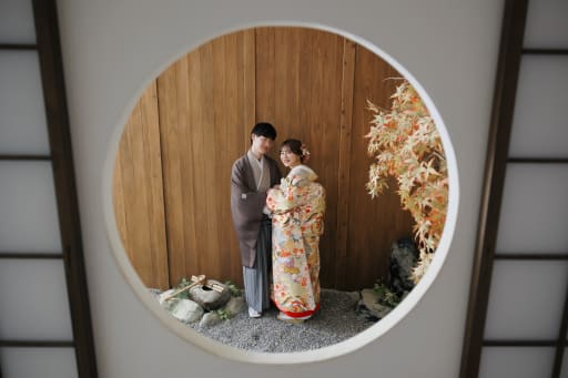 丸窓越しのお二人。ぎゅっと近づいて＾＾ 笑顔が可愛らしいですね＾＾