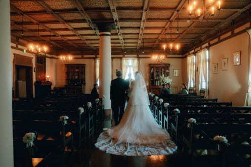 撮影は、バージンロードを歩く新婦様とお父様のシーンから始まりました。