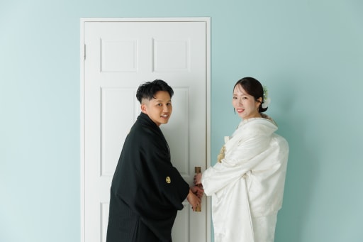 白いドアの前でも