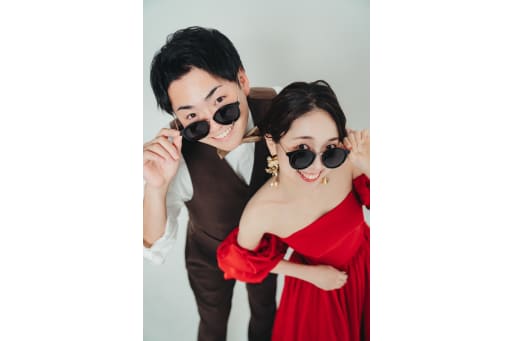 カラードレスでもサングラス！