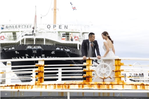 氷川丸を背景に