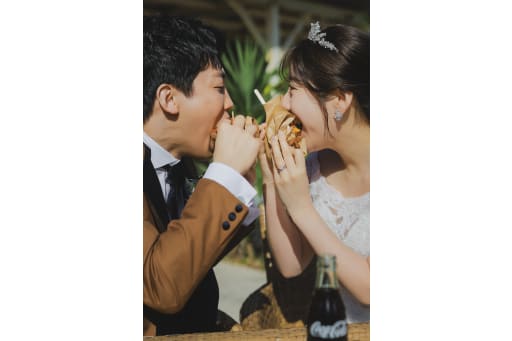 ハンバーガーを豪快に！