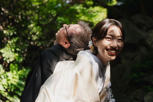 おんぶで弾ける、最高の笑顔