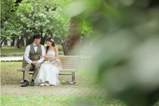 ベンチに座って