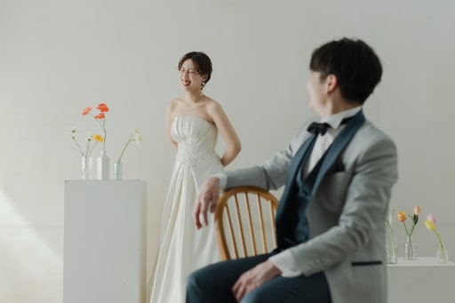 シンプルな白壁の背景もお花で可愛く