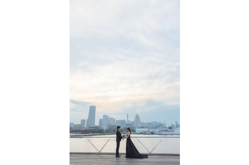広大な空と港の景色に包まれて