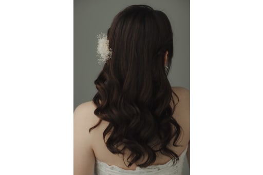 ヘアスタイルはハーフツインで