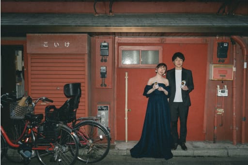 浅草らしい背景をバックに