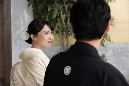 新郎様越しに捉える優しい表情