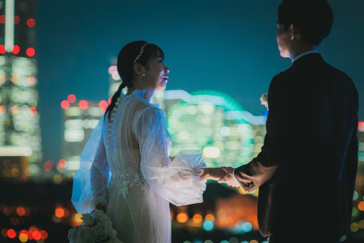 煌めく横浜の街並みと、見つめる視線