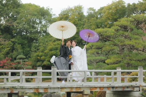 和傘を使った仲良しショット