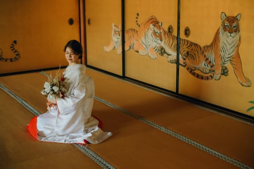 さらに、金屏風の前で撮影した新婦様のソロショット